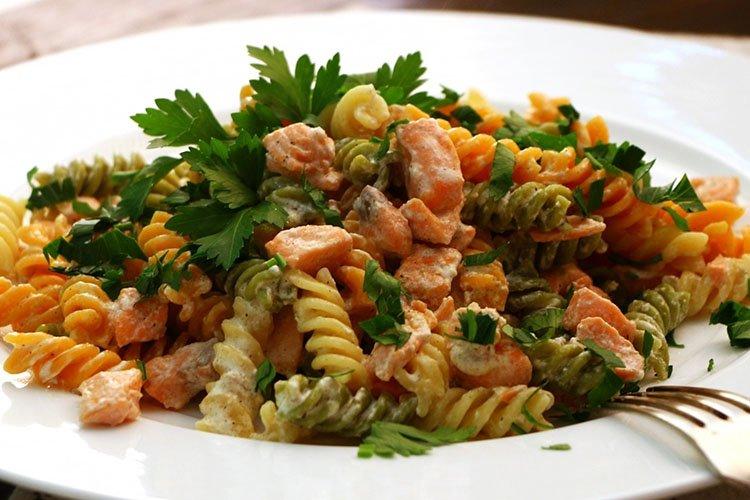 Pasta con pollo en salsa de tomate - recetas