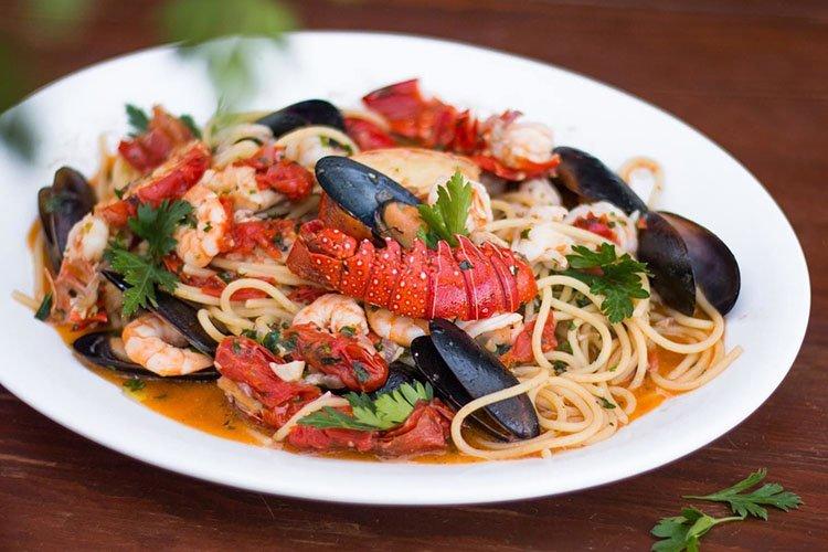 Espaguetis con mejillones y camarones - Recetas de pasta con mariscos