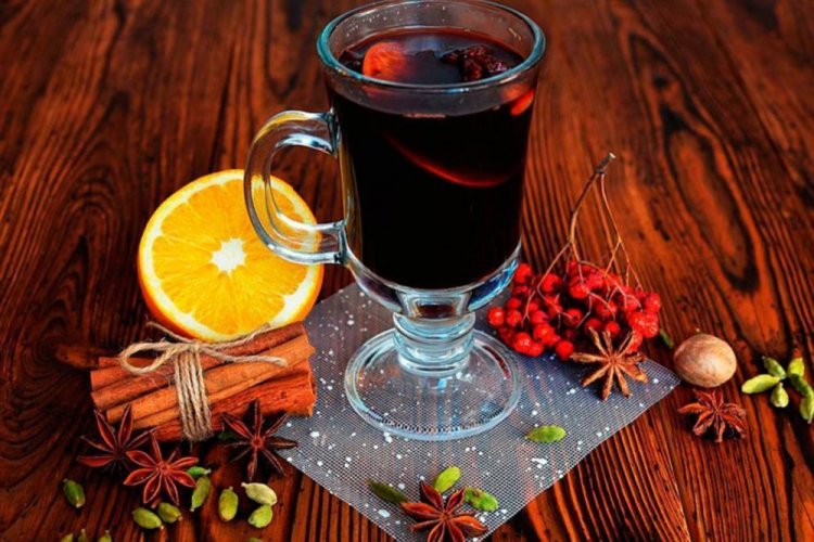 Vino caliente con ciruelas pasas