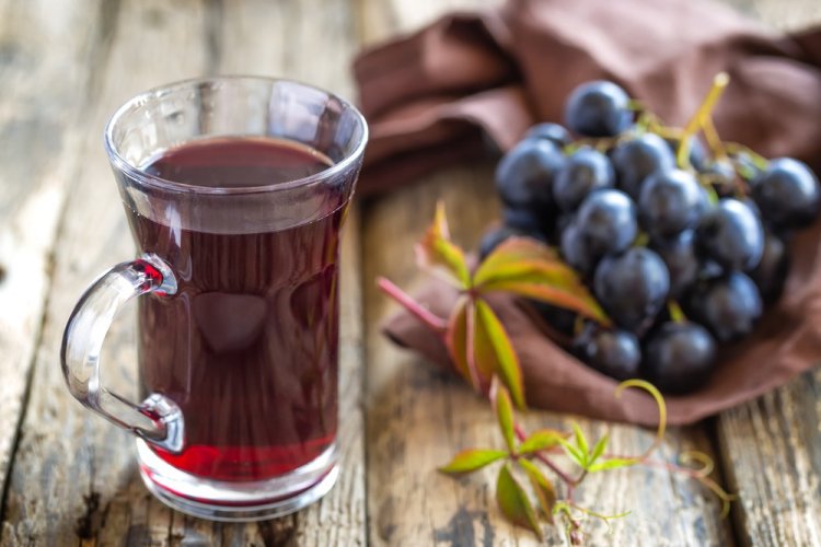 Vino caliente sin alcohol con jugo de uva