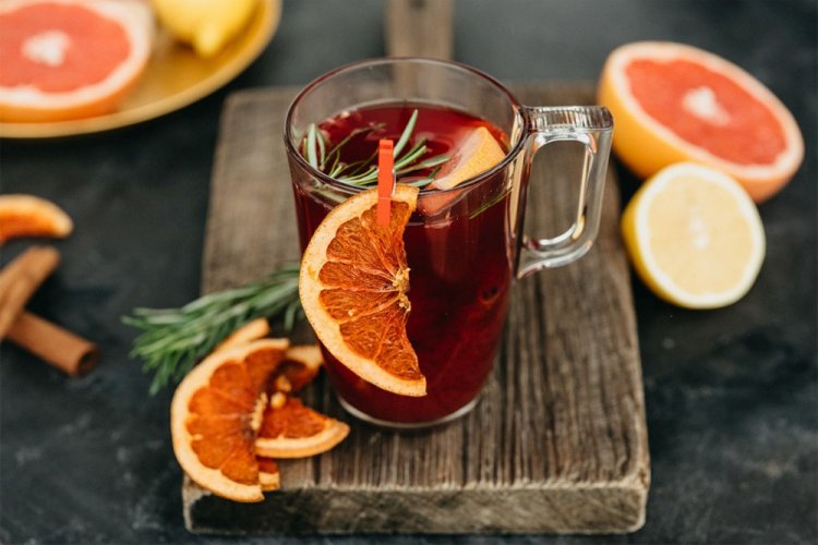Vino caliente rosado con pomelo