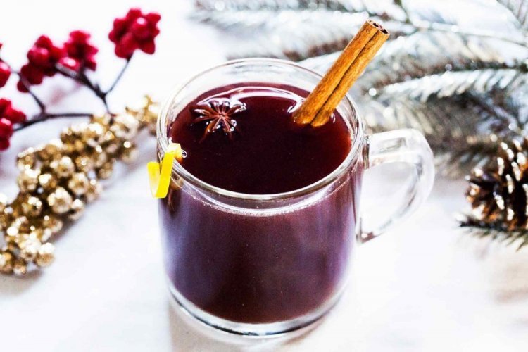 Vino caliente con frambuesa y romero