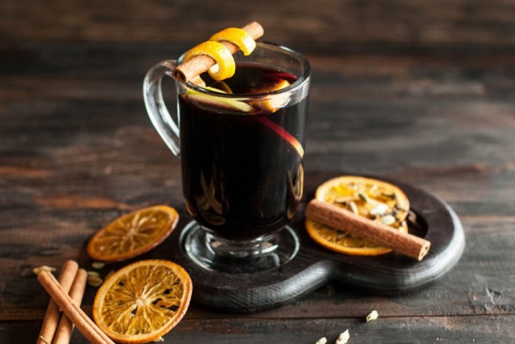 Vino caliente con jugo de naranja siciliana