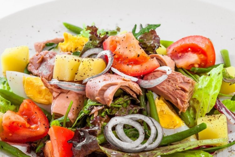 Nizza-Salat mit Buckellachs und jungen Kartoffeln