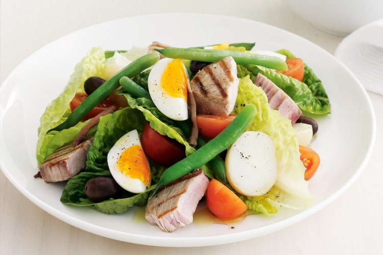 Nizza-Salat mit Rindfleisch und Spinat