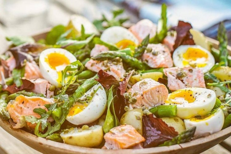 Nizza-Salat mit Lachs und Wachteleiern