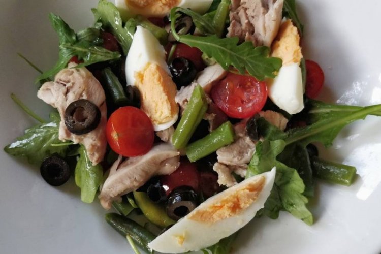 Nizza-Salat mit Huhn und Rucola