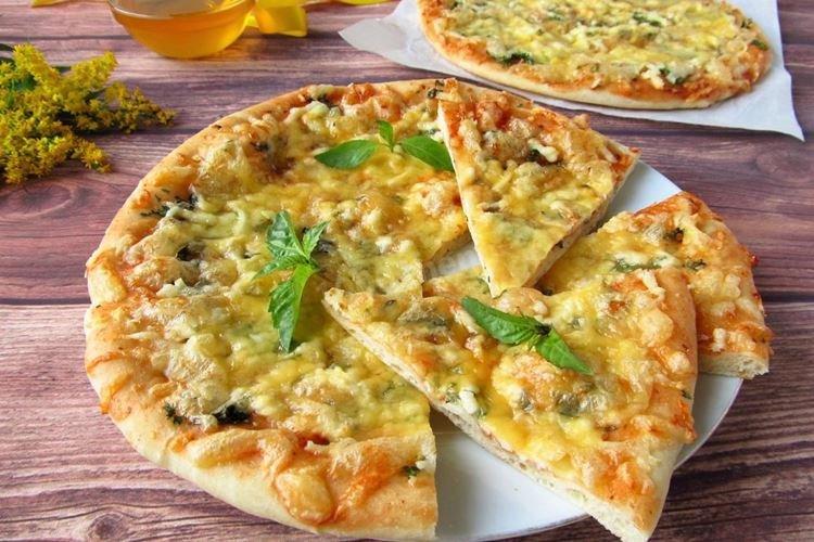 Pizza «Cuatro Quesos» con masa de hierbas - Receta de pizza al horno casera
