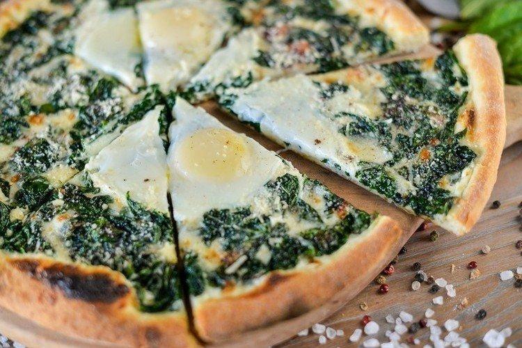 Pizza con masa de crema agria y espinacas - Receta de pizza al horno casera