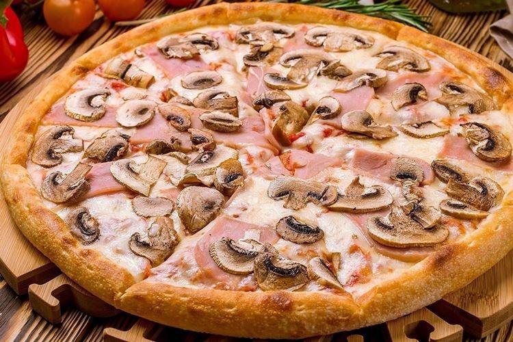 Pizza con masa sin levadura, champiñones y jamón - Receta de pizza al horno casera