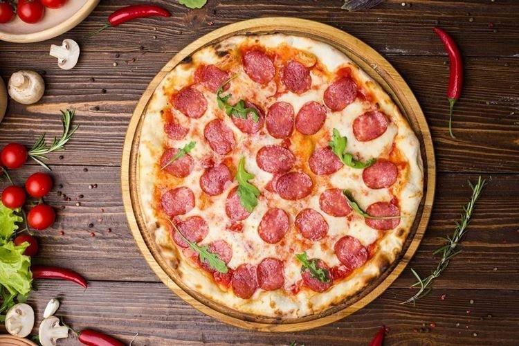Pizza con salami - Receta de pizza al horno casera
