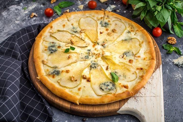 Pizza con pera y gorgonzola - Receta de pizza al horno casera