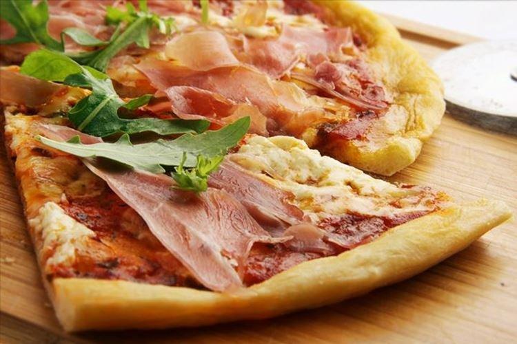 Pizza con jamón de Parma y mascarpone - Receta de pizza al horno casera