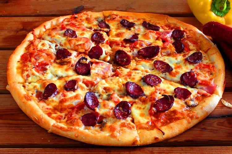 Pizza con salchichas de caza - Receta de pizza al horno casera