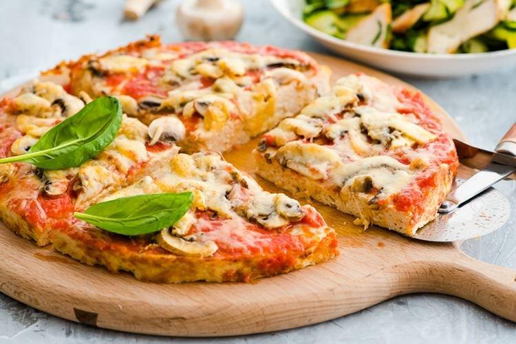 Pizza con base de pollo - Receta de pizza al horno casera