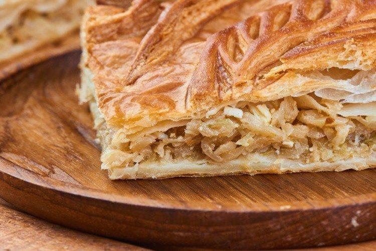 Pastel de col con masa de hojaldre lista para usar al horno - recetas