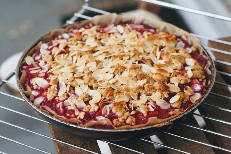 Tarta de crema agria con cerezas y almendras - recetas