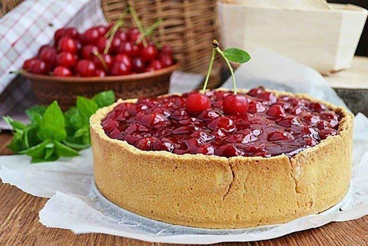Tarta de masa quebrada con cerezas y requesón - recetas