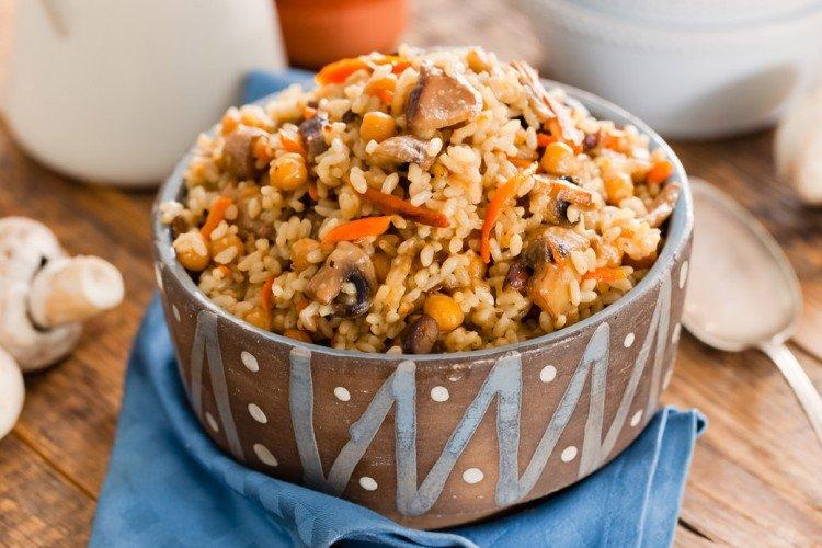 Plov mit Schweinefleisch, Pilzen und Pinienkernen - Rezepte