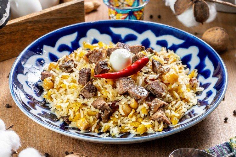 Pilaf de cerdo con curry y cúrcuma en caldero - receta