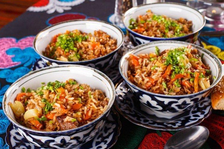 Pilaf con cerdo y pimiento morrón en caldero - receta