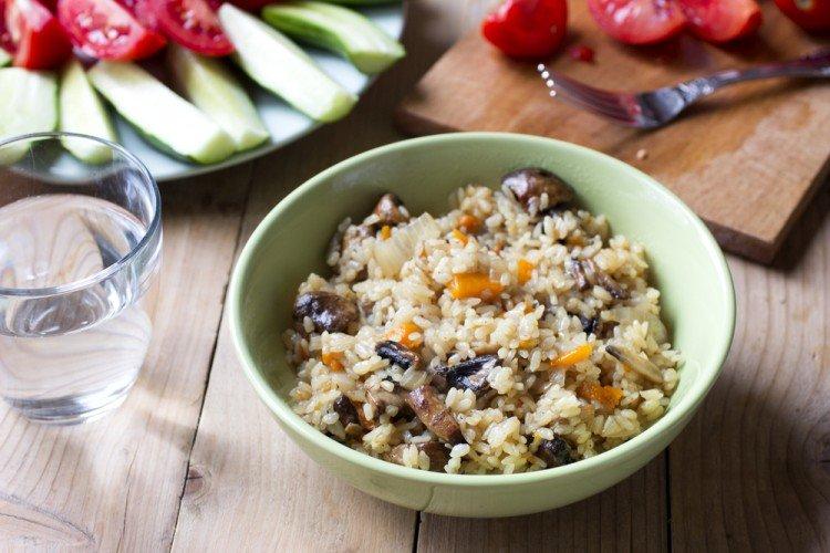 Pilaf con cerdo, berenjenas y champiñones en caldero - receta