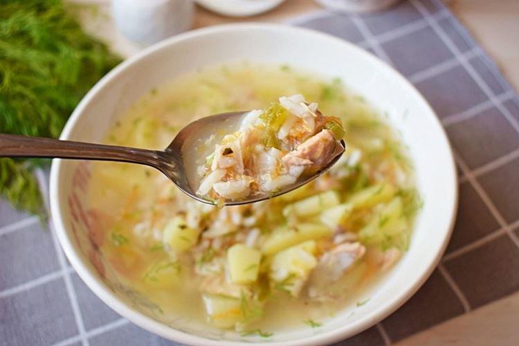 Sopa de pescado de salmón rosado enlatado con arroz - recetas