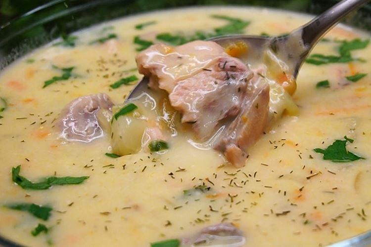 Sopa de pescado de salmón rosado enlatado con espinacas - recetas