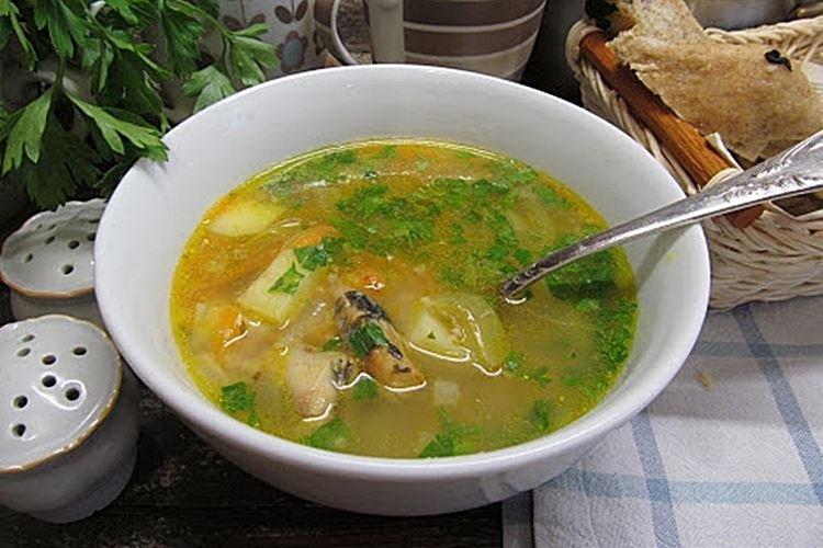 Sopa de pescado de salmón rosado enlatado con comino y hierbas - recetas