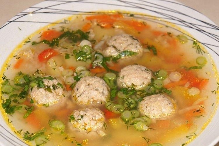 Sopa de pescado con albóndigas de salmón rosado enlatado - recetas