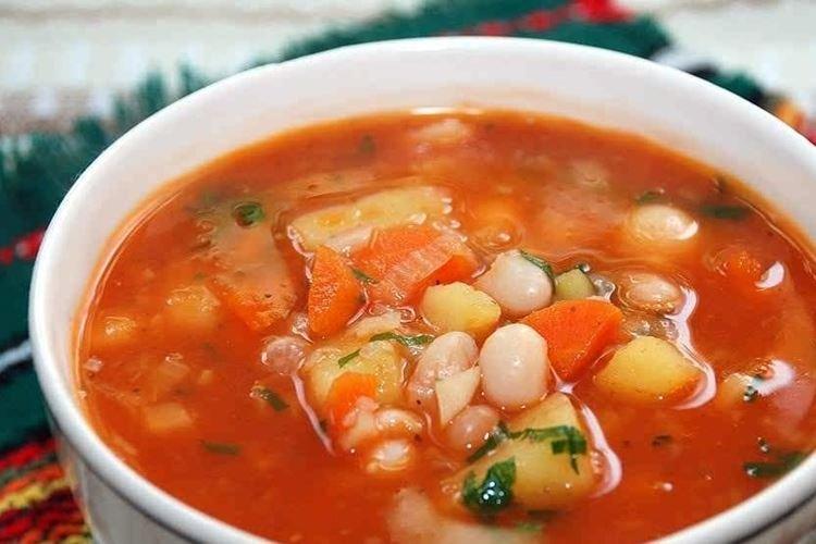 Sopa de pescado de salmón rosado enlatado con judías - recetas
