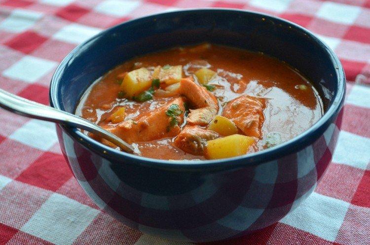 Sopa de pescado de salmón rosado enlatado con mejillones - recetas