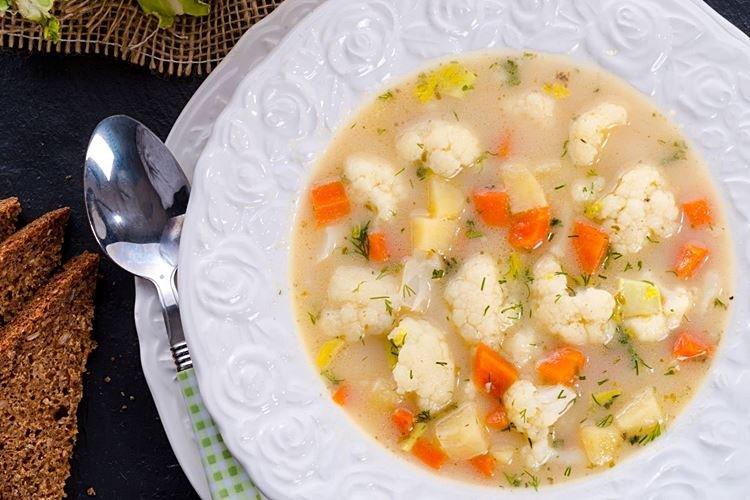 Sopa de pescado de salmón rosado enlatado con coliflor - recetas