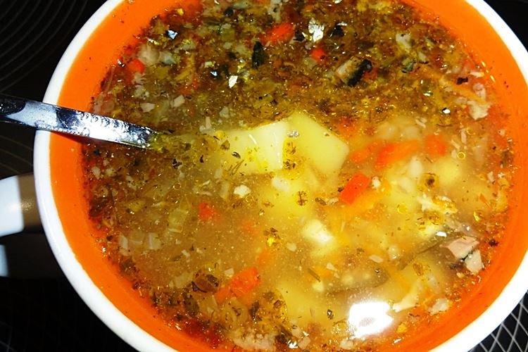 Sopa de pescado de saury enlatado con cebada perlada - recetas