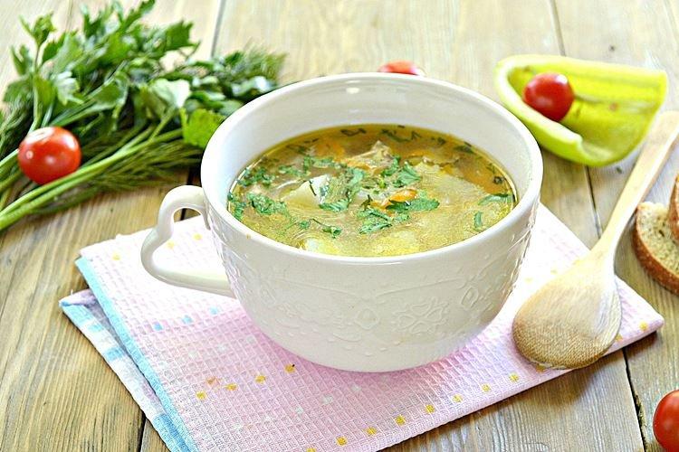 Sopa de pescado de saury enlatado con hierbas - recetas
