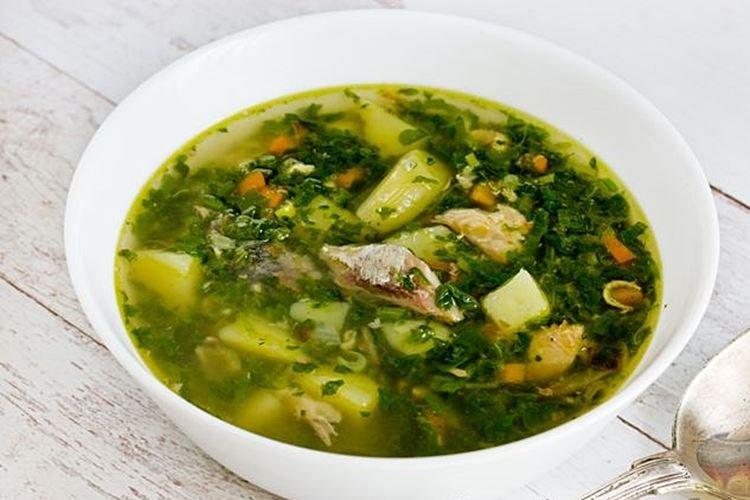 Sopa de pescado de saury enlatado con espinacas - recetas