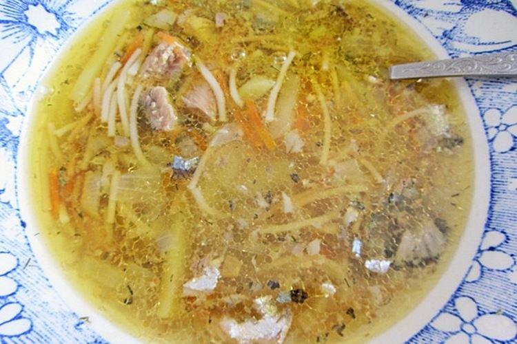 Sopa de pescado de saury enlatado con fideos - recetas