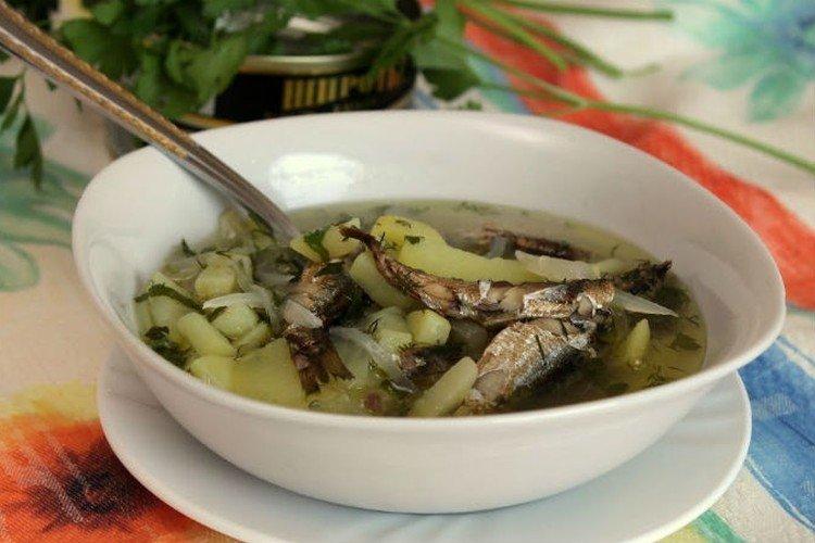Sopa aromática con espadines - Recetas de sopa de pescado enlatado