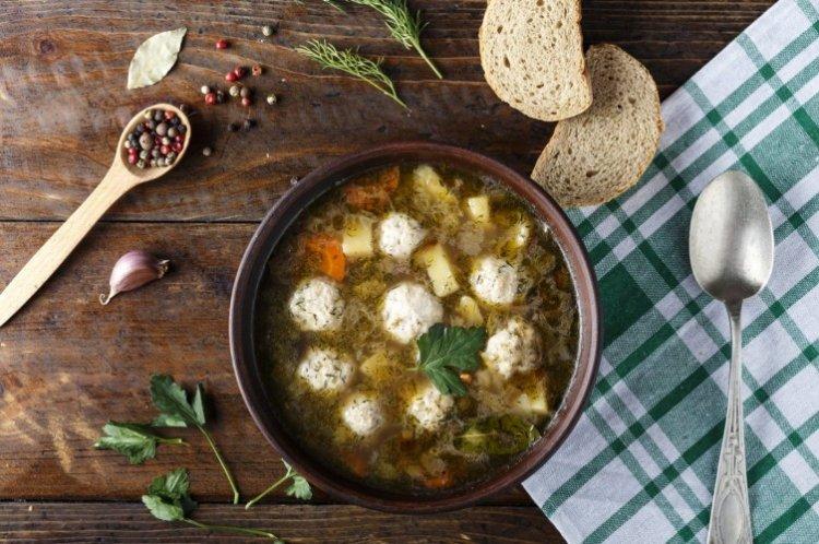 Sopa con albóndigas de pescado - Recetas de sopa de pescado enlatado