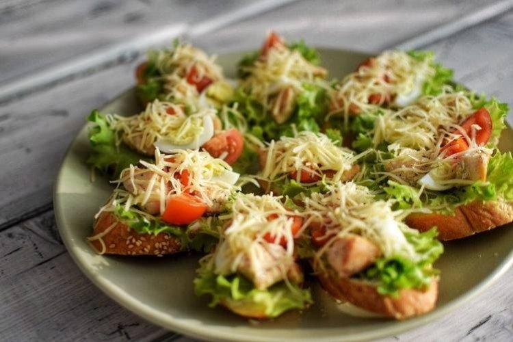Bruschetta with Caesar Salad with Chicken - Recipes