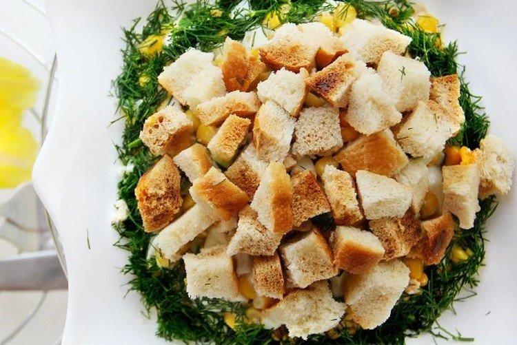 Ensalada con hígado de bacalao y picatostes - recetas