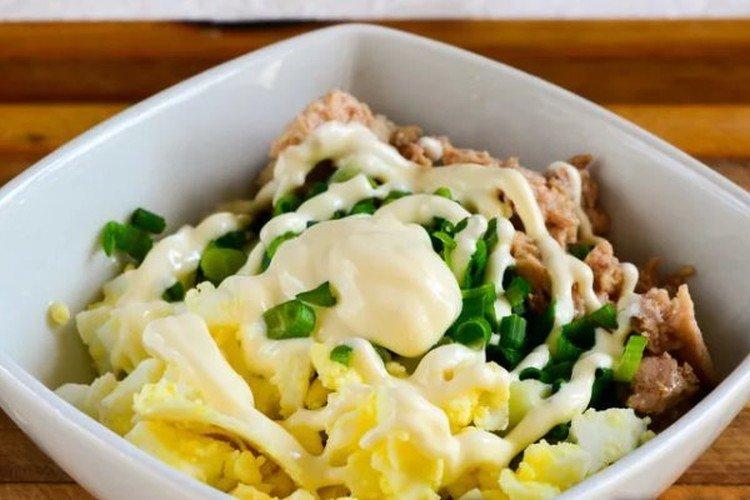 Ensalada con hígado de bacalao, queso y hierbas - recetas