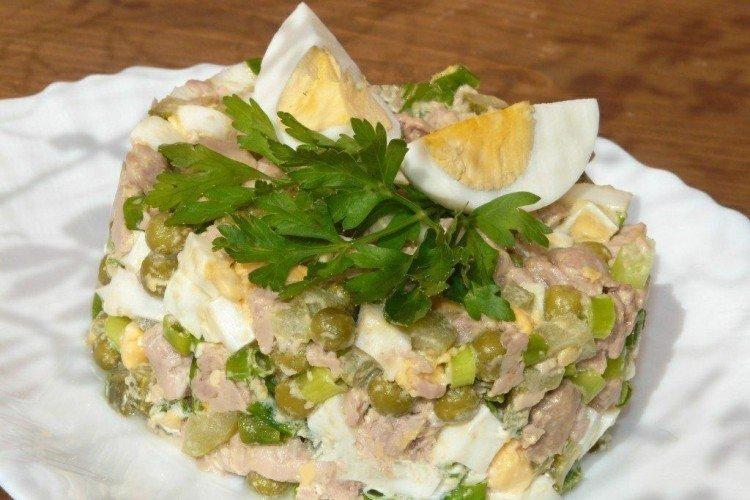Ensalada de hígado de bacalao con guisantes - recetas