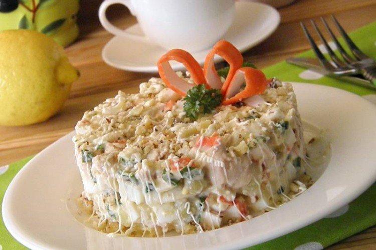 Ensalada de hígado de bacalao y palitos de cangrejo - recetas