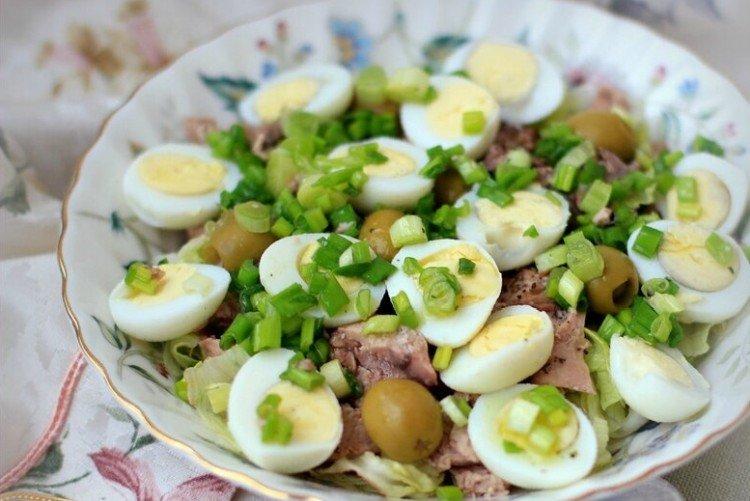 Ensalada con hígado de bacalao y aceitunas - recetas