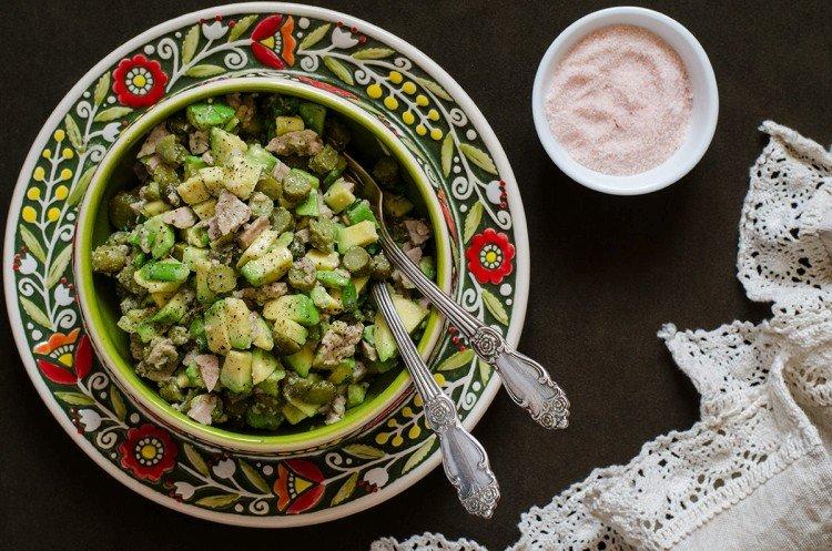 Ensalada con hígado de bacalao y aguacate - recetas