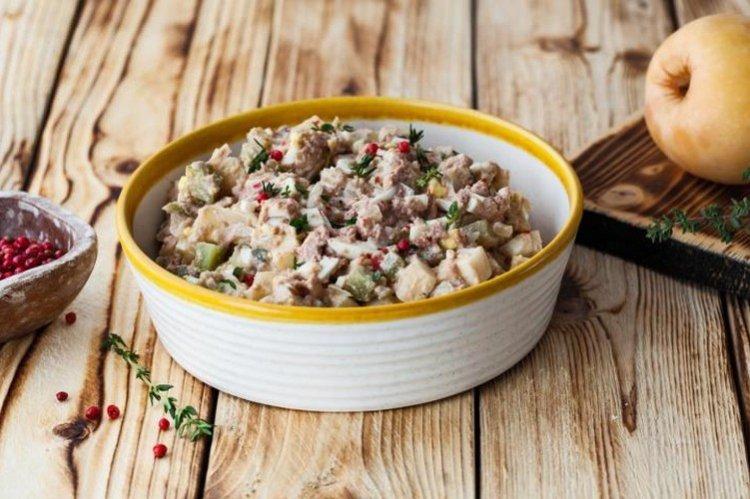 Ensalada de hígado de bacalao con manzana - recetas