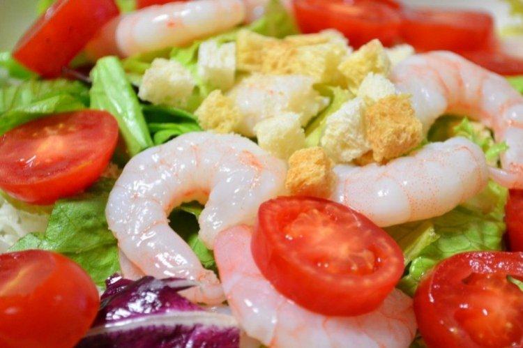 Ensalada de calamar, huevo y camarones - recetas