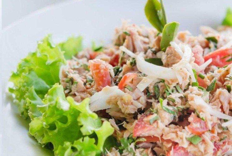 Ensalada de atún enlatado con aderezo picante - recetas