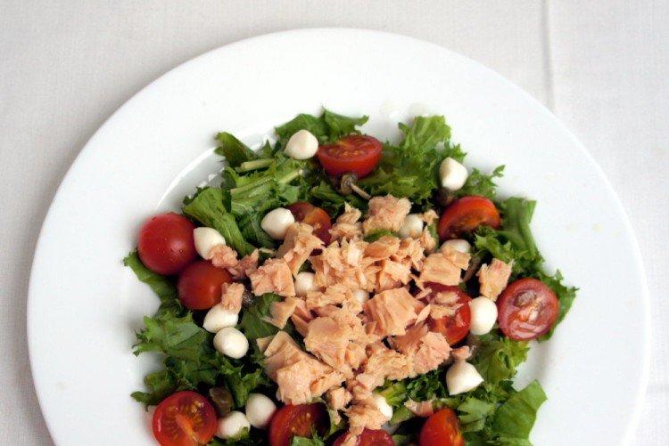 Ensalada de atún enlatado y queso mozzarella - recetas